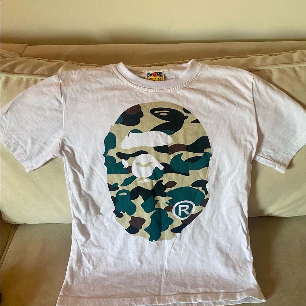 A Bathing Ape Bape 1st Camo Big Ape Head T Size is medium but wears more small.